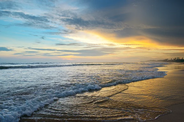 Hermoso amanecer sobre el océano —  Fotos de Stock