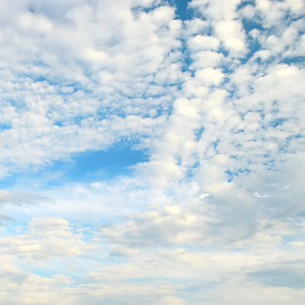 Nuvem branca no céu azul — Fotografia de Stock