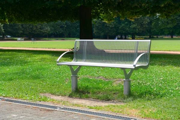 Banc de jardin dans le parc — Photo