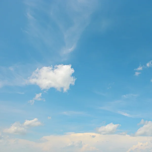 Weiße flauschige Wolken — Stockfoto