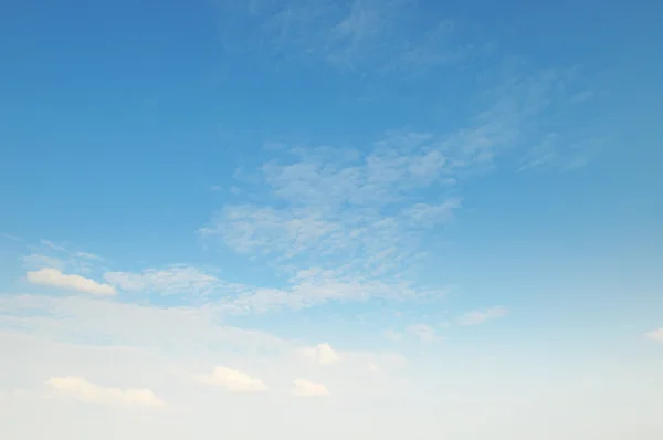 Mooie wolken in de blauwe lucht — Stockfoto