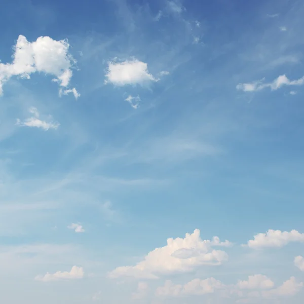 Blauwe lucht met witte wolken achtergrond — Stockfoto