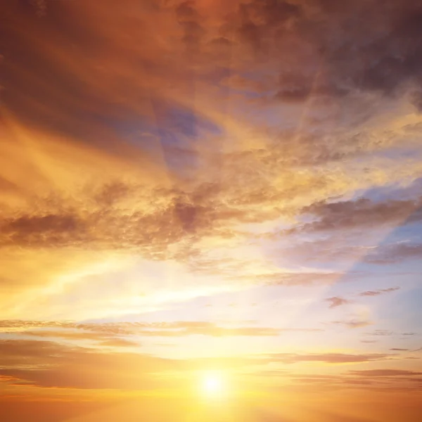 Schönen hellen Sonnenuntergang. Himmlischer Hintergrund. — Stockfoto