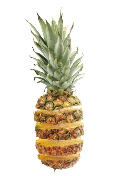 Skär ananas isolerad på vit bakgrund — Stockfoto