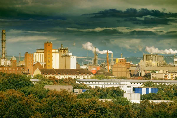Duże fabryki i ciemne chmury — Zdjęcie stockowe
