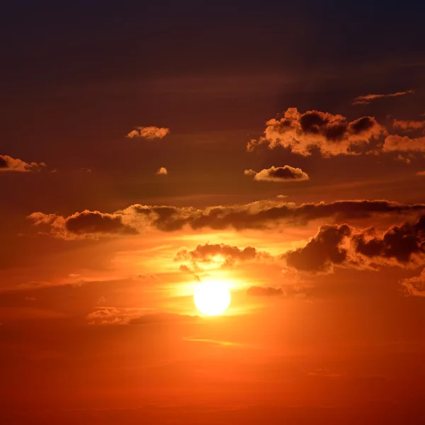 Prachtige rode zonsondergang in lucht — Stockfoto