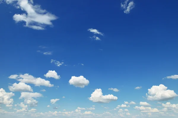 Маленькие белые облака на фоне неба — стоковое фото