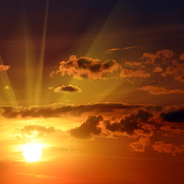 Vacker röd solnedgång i himlen — Stockfoto