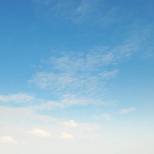 Mooie wolken in de blauwe lucht — Stockfoto