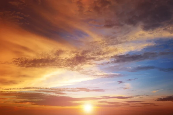 Schönen hellen Sonnenuntergang. Himmlischer Hintergrund. — Stockfoto