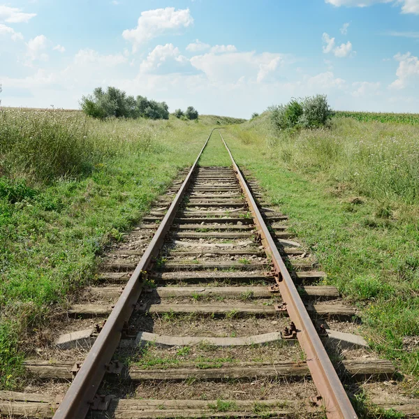 Vía férrea en desuso en el campo — Foto de Stock