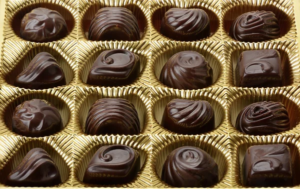 Verscheidenheid van chocolade in vak — Stockfoto