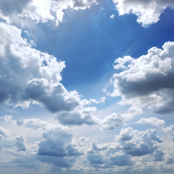 Lindas nuvens no céu azul — Fotografia de Stock