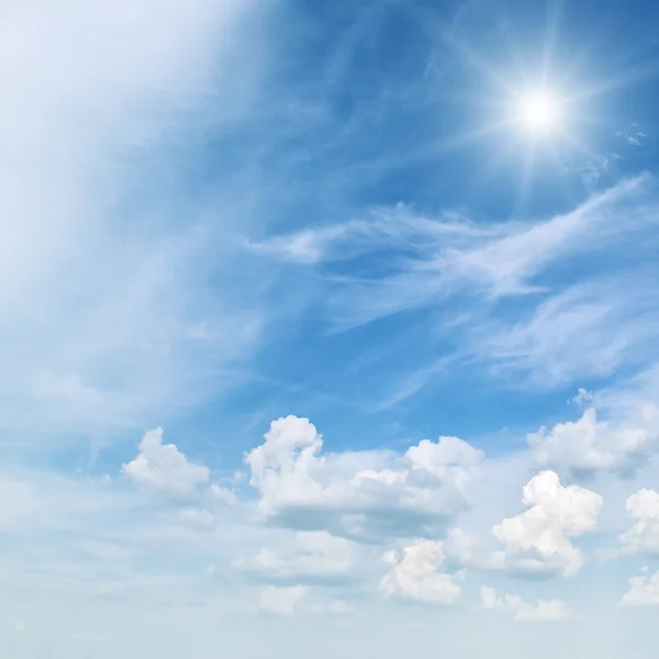 Sol no céu azul bonito — Fotografia de Stock