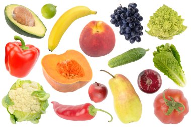 Beyaz arka planda muz, avokado, domates, salatalık ve balkabağı gibi renkli meyve ve sebzelerin karışımı. Sağlık, beslenme ve doğal gıda kavramı