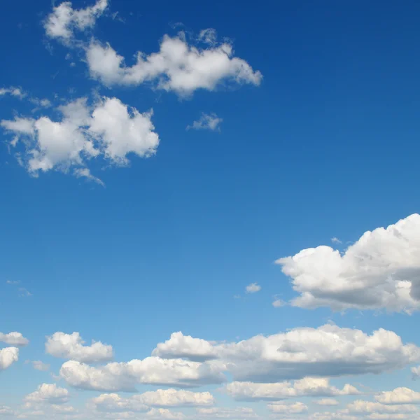 Nube blanca en el cielo azul —  Fotos de Stock