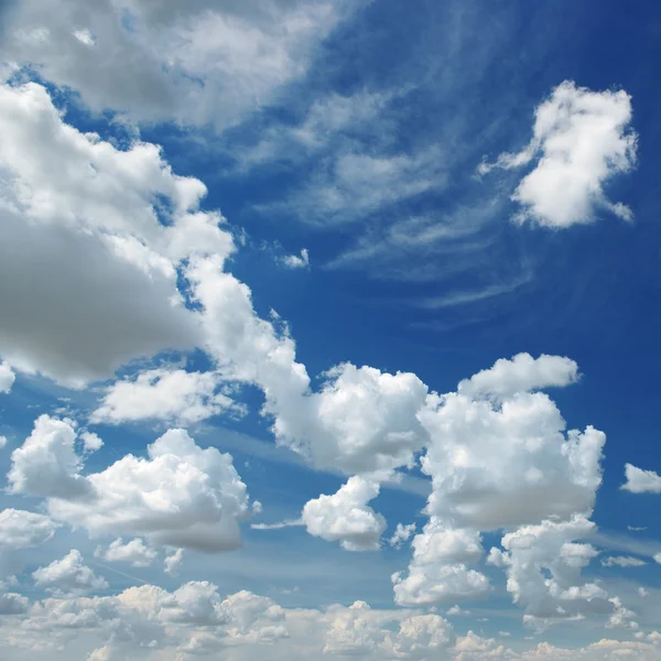 Nuvens brancas fofas no céu — Fotografia de Stock