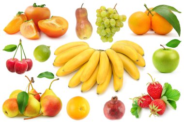 Muz, turunçgiller, böğürtlen, elma ve üzümler de dahil olmak üzere karışık meyveler beyaz bir zeminde sergilenmektedir. İzole edilmiş stüdyo kurulumu açık ve net bir kopya alanı sağlar