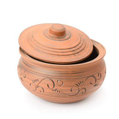 Dekoratif desenli ve klasik şekilli kahverengi toprak kap pişirme kabı. Mutfak, çömlekçilik ve ev konsepti kullanımı için kopyalama alanı olan beyaz üzerine izole edilmiş.