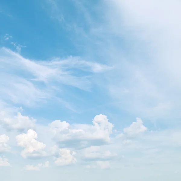 Cielo azul con nubes blancas — Foto de Stock