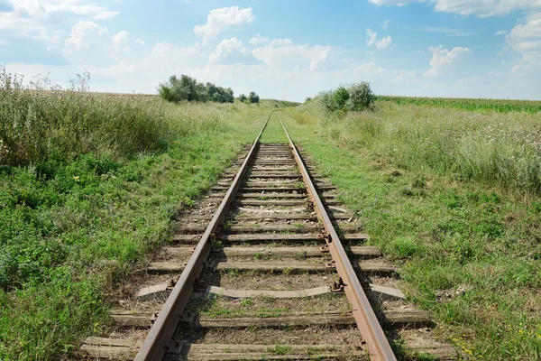 Vía férrea en desuso en el campo — Foto de Stock