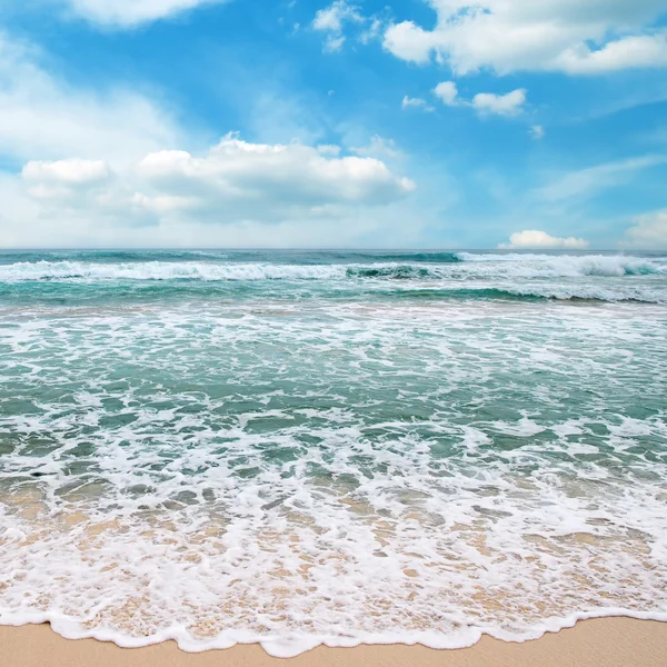 Olas marinas y cielo azul —  Fotos de Stock