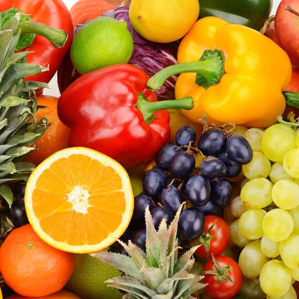 Colheita de frutas e produtos hortícolas frescos — Fotografia de Stock