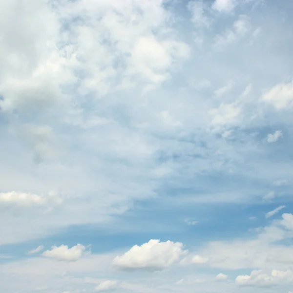 Blauwe lucht en mooie witte wolken — Stockfoto