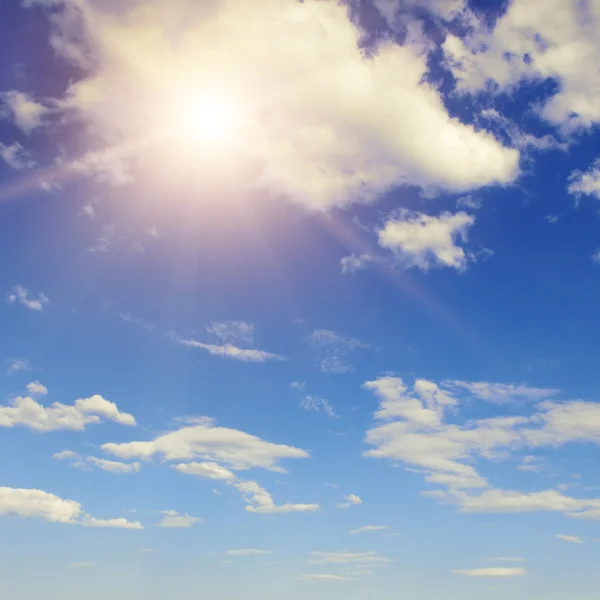 美丽的蓝色天空的太阳 — 图库照片