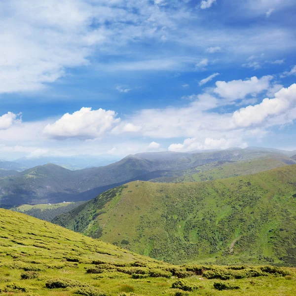 Hermosas montañas y cielo azul —  Fotos de Stock