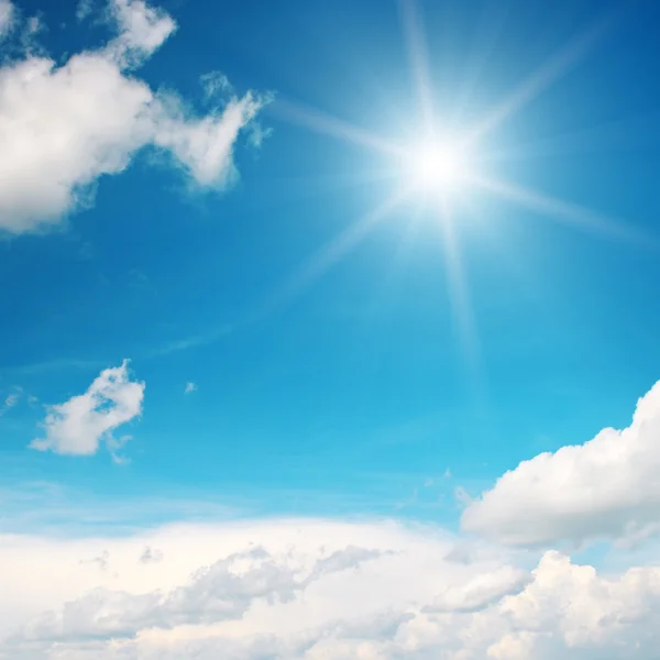 Słońce na piękne błękitne niebo — Zdjęcie stockowe