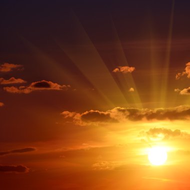 Gökyüzünde güzel kırmızı günbatımı