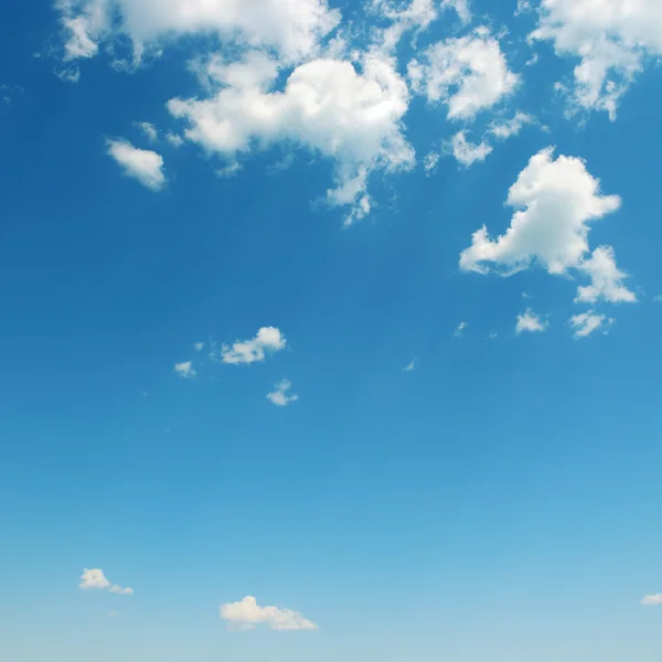 Красивые белые облака — стоковое фото