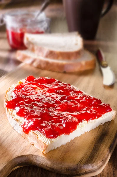 Brot mit Erdbeermarmelade — Stockfoto