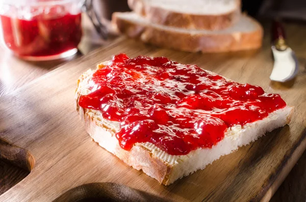 Brot mit Erdbeermarmelade — Stockfoto