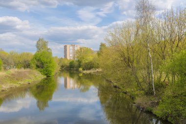 bahar Nehri şehir dışında. Rusya