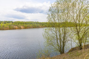 bahar Nehri şehir dışında. Rusya