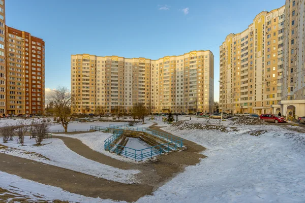 Nuevas zonas residenciales con edificios altos en Rusia —  Fotos de Stock