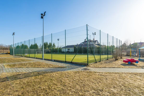 Pista de tenis al aire libre en la casa — Foto de Stock