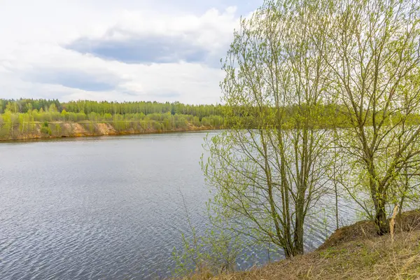 bahar Nehri şehir dışında. Rusya