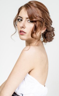 Çıplak sırt ile kahverengi saçlı romantik kız portresi