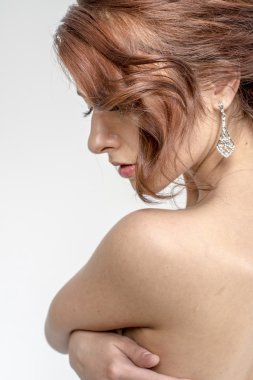 Çıplak sırt ile kahverengi saçlı romantik kız portresi