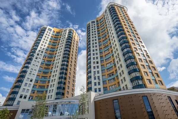 Modern multi-story high-rise apartment building — Stock Photo, Image