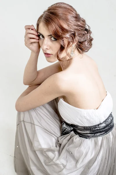 Portrait de fille romantique aux cheveux bruns avec dos nu — Photo
