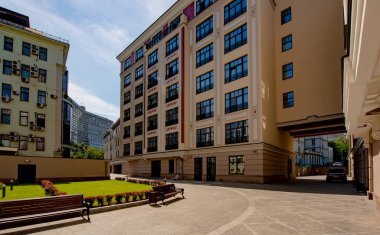 Açık bir yaz gününde Moskova 'nın merkezinde evleri olan prestijli bir yerleşim yeri.