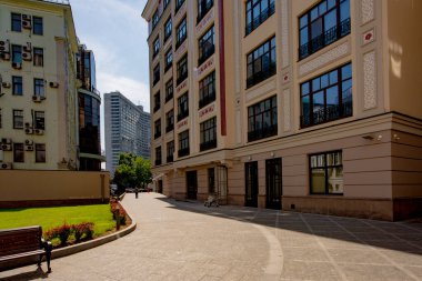 Açık bir yaz gününde Moskova 'nın merkezinde evleri olan prestijli bir yerleşim yeri.