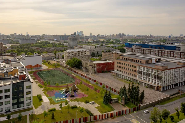 Prestige Wohngegend Mit Häusern Zentrum Von Moskau Einem Klaren Sommertag lizenzfreie Stockbilder