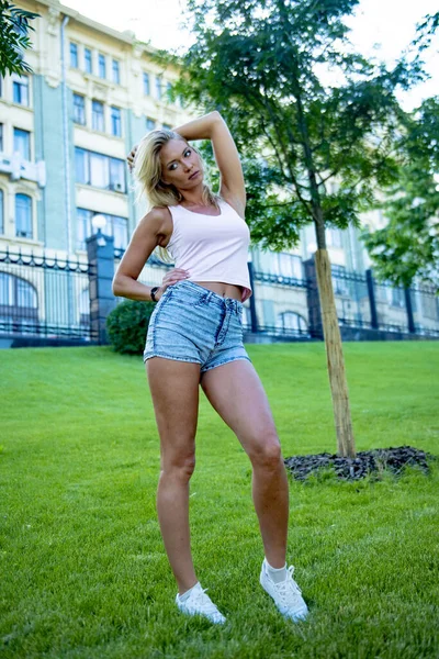 Gyönyörű Vékony Sportos Magas Szőke Lány Rövidnadrágban Pihen Nyári Parkban — Stock Fotó