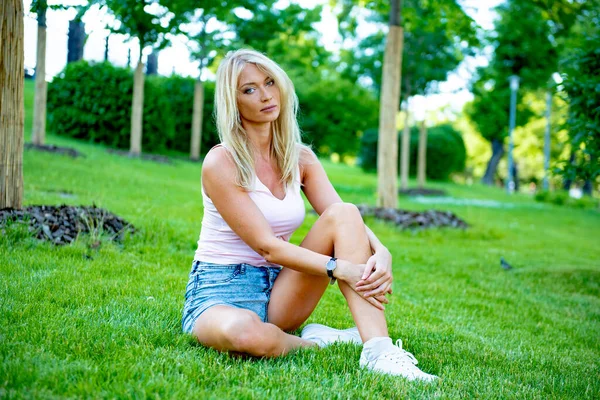 Beautiful Slim Sporty Tall Blonde Girl Shorts Resting Summer Park Royalty Free Stock Photos