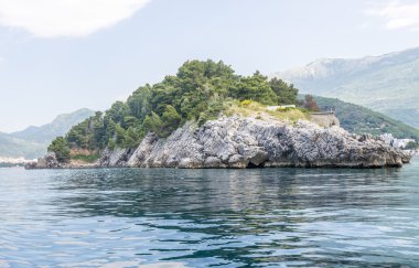Adriyatik Denizi içinde yalnız bir kaya